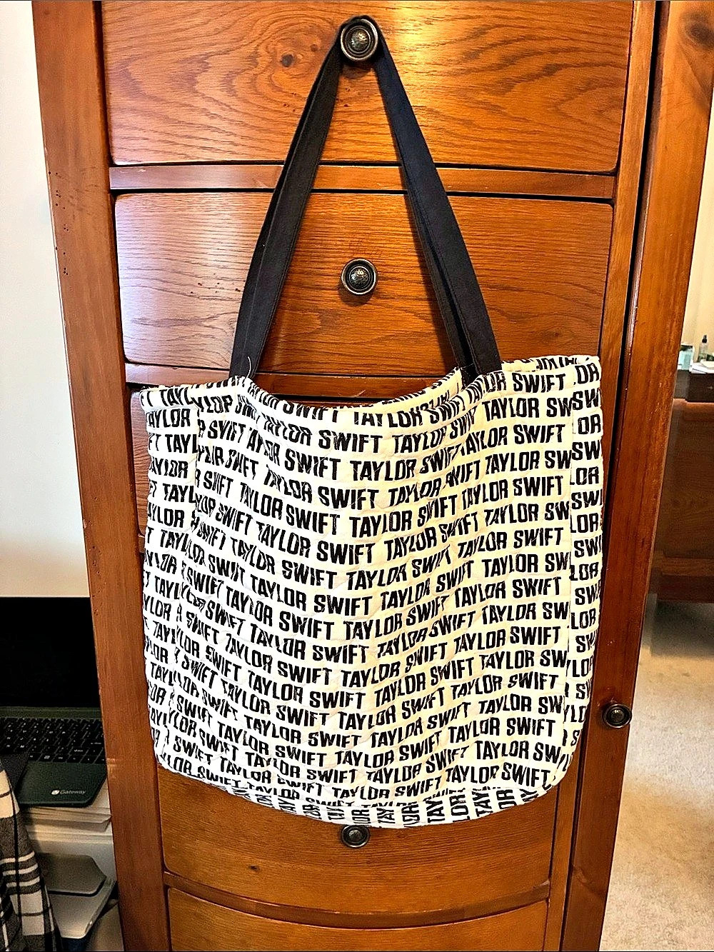 Taylor Swift Quilted Tote Bag black and white repeating name Aussino